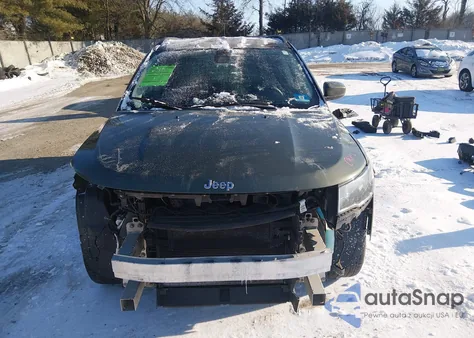 2018 Jeep Compass Latitude 4X4 z USA, uszkodzony, nr VIN 3C4NJDBB4JT262228